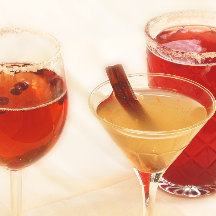 Mocktailit viinilasissa, grogilasissa ja korkeassa juomalasissa.